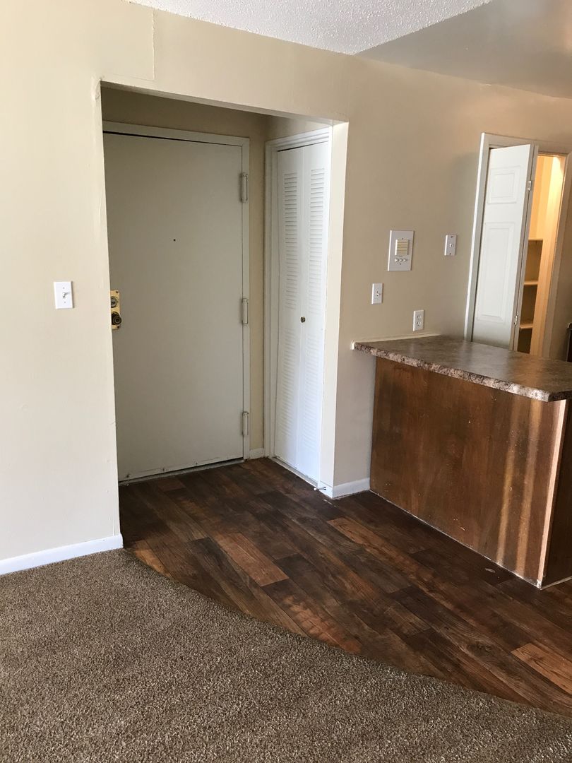 Omaha Apartment: 7525 Pierce Plaza
