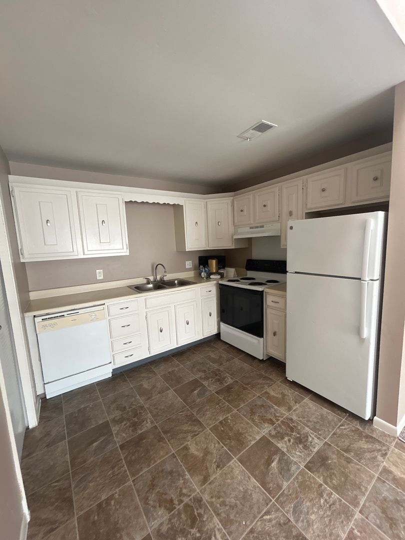 Omaha Apartment: 7525 Pierce Plaza