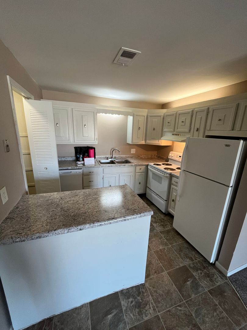 Omaha Apartment: 7525 Pierce Plaza