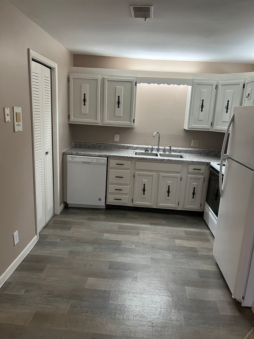 Omaha Apartment: 7525 Pierce Plaza