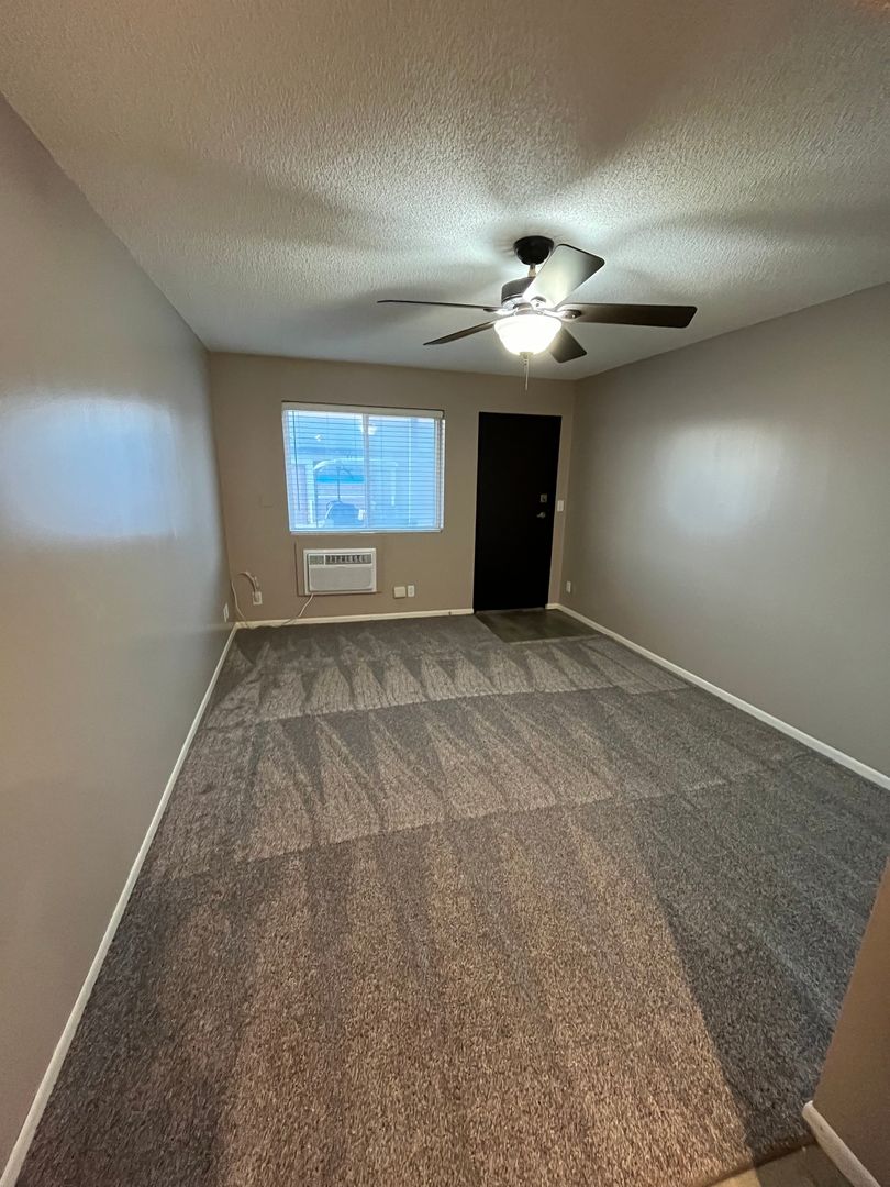 Lincoln Apartment: 120 College Park Circle