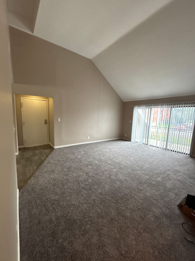 Omaha Apartment: 7525 Pierce Plaza