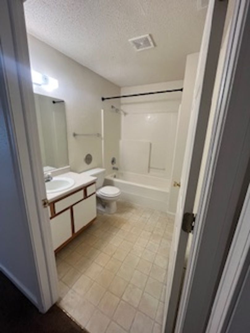 Lincoln Apartment: 3811 Baldwin Ave.