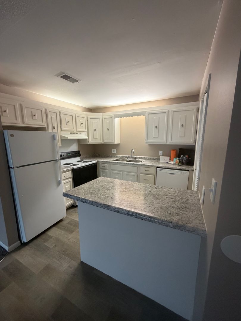 Omaha Apartment: 7525 Pierce Plaza