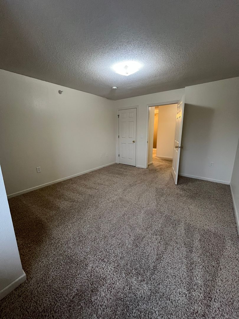 Lincoln Apartment: 3811 Baldwin Ave.