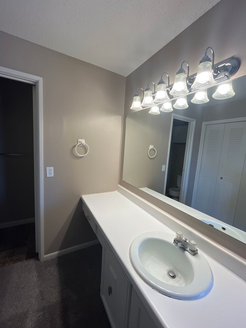 Omaha Apartment: 7525 Pierce Plaza