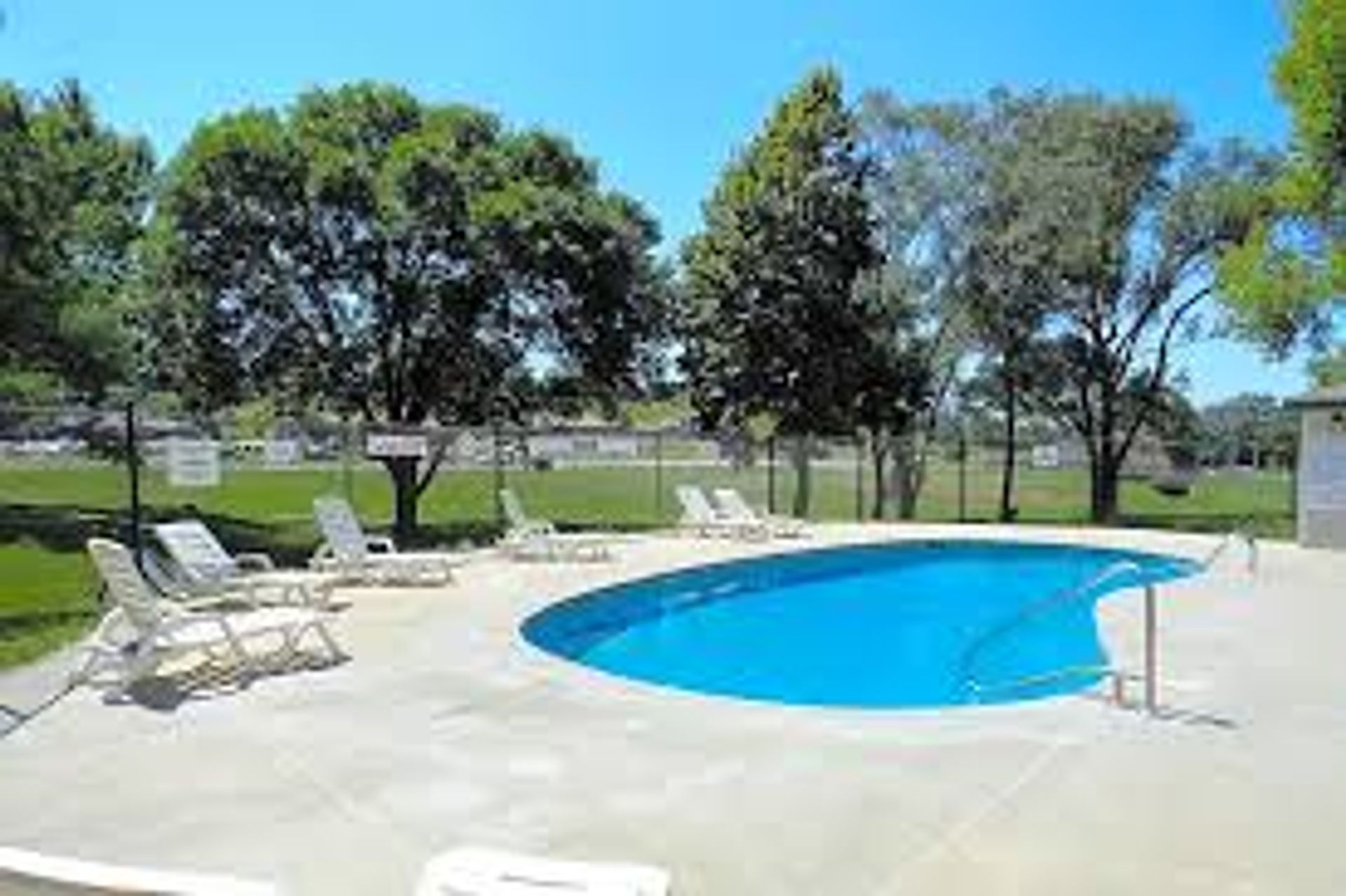 Bellevue Apartment: 910 Ginny Avenue