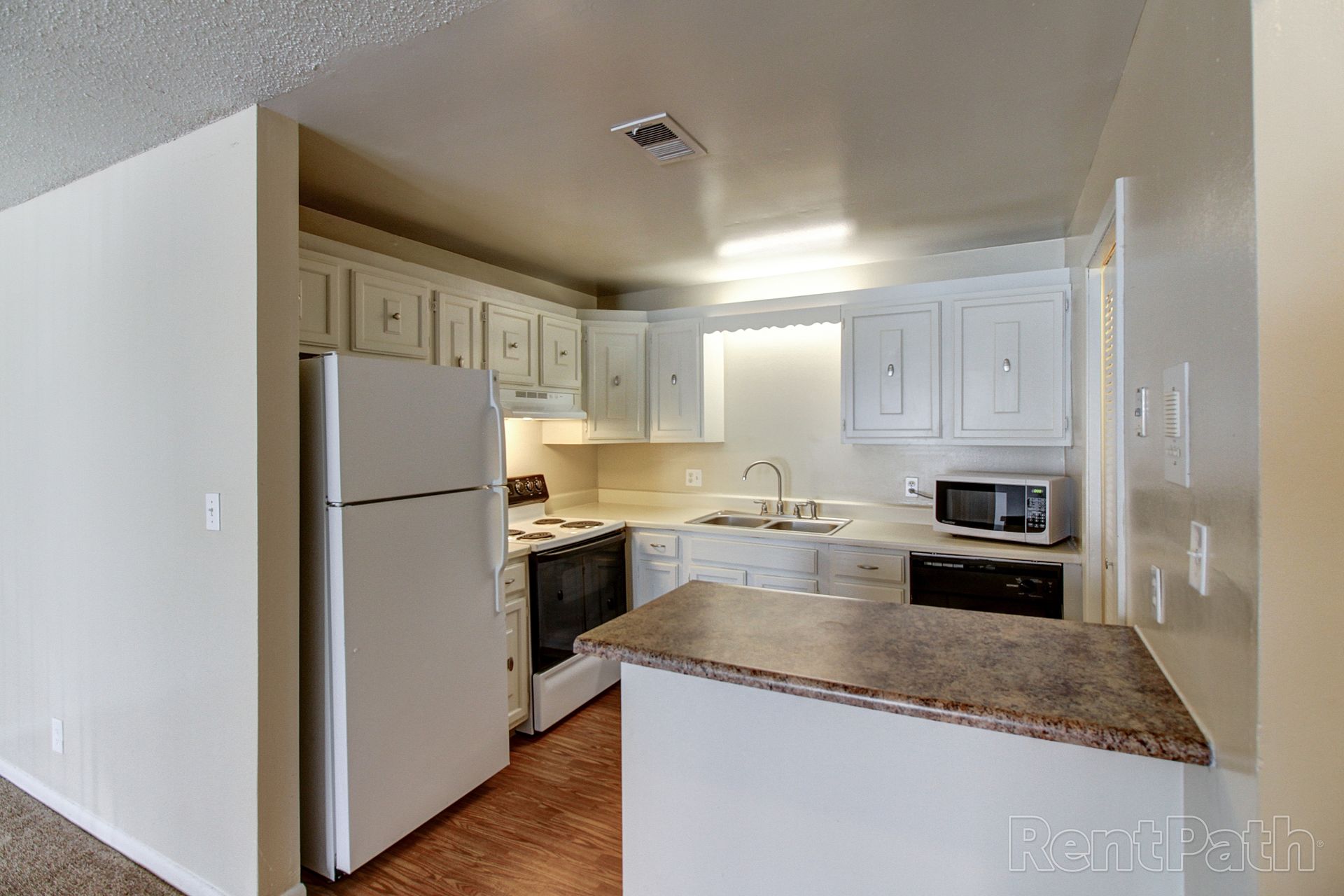 Omaha Apartment: 7525 Pierce Plaza