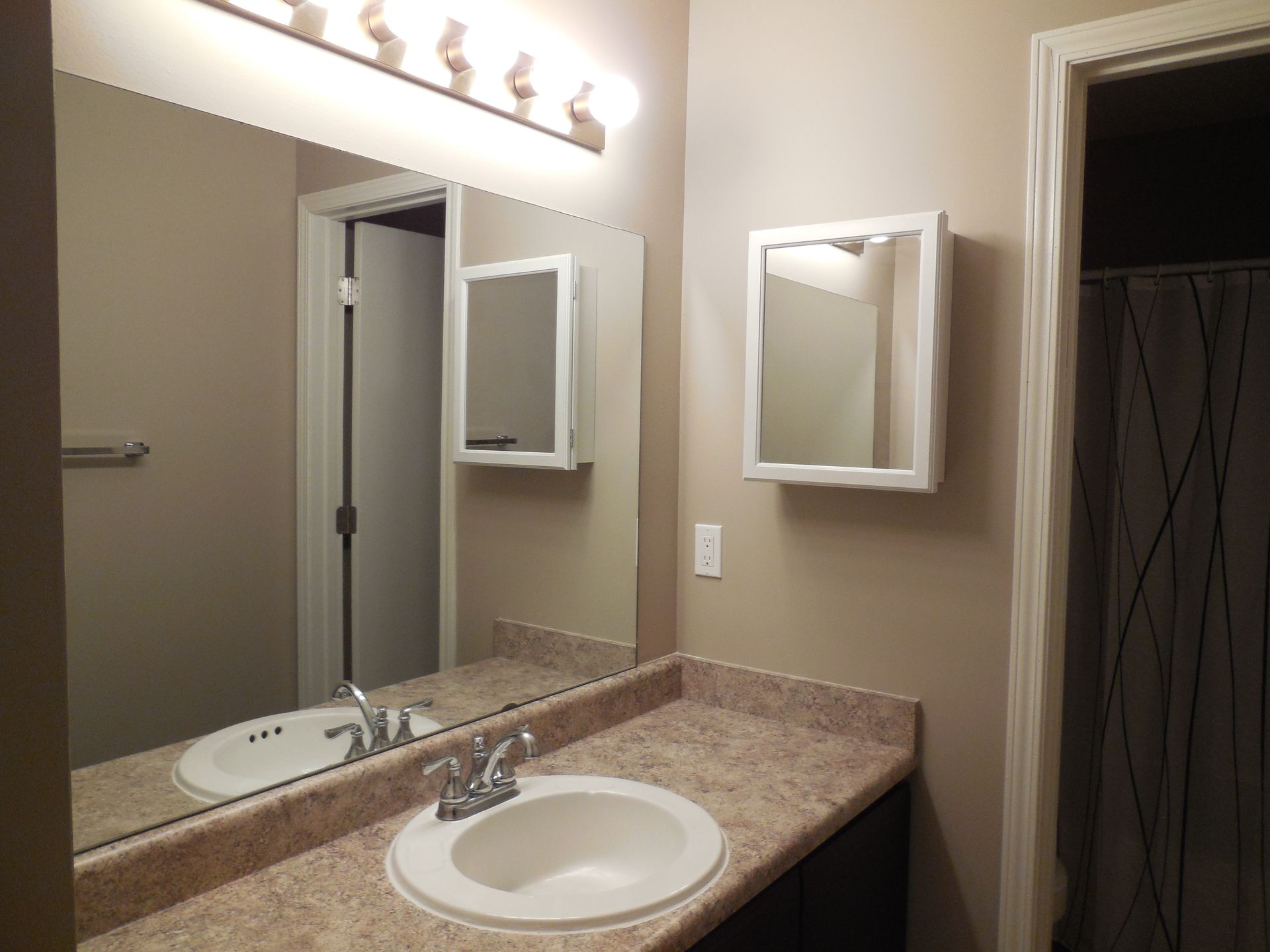 Lincoln Apartment: 120 College Park Circle