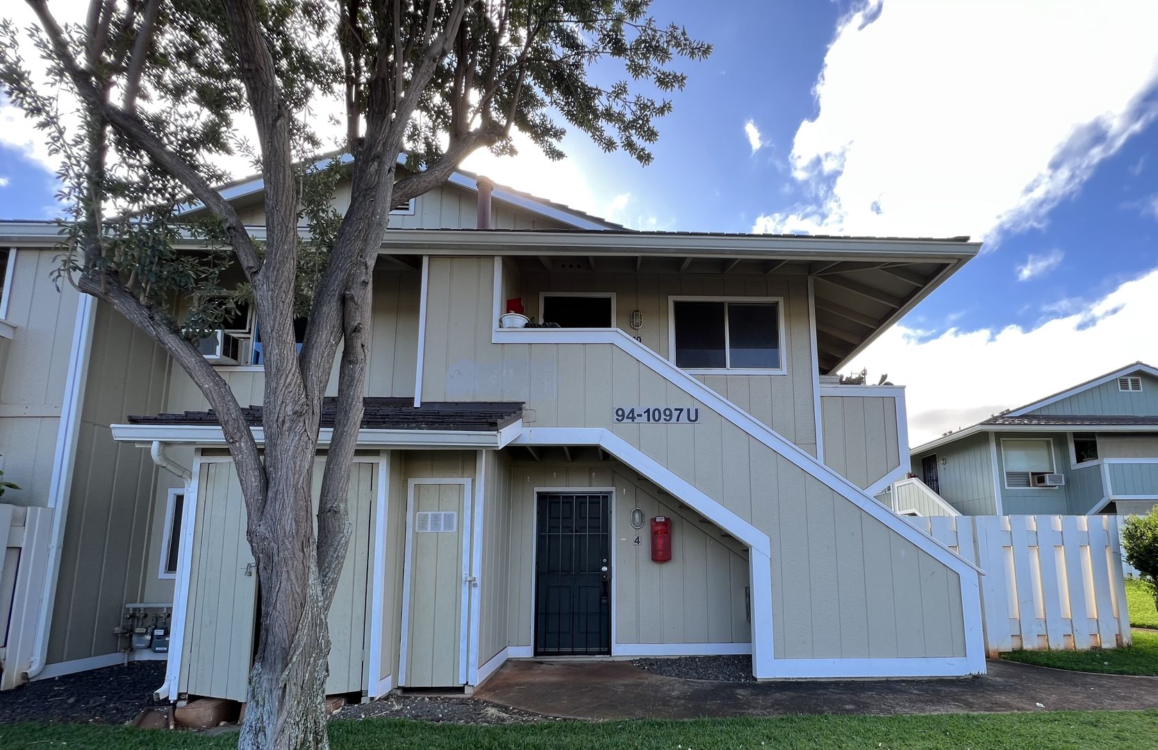 Waipahu Townhome: 94-1097 Paawalu St. #U4