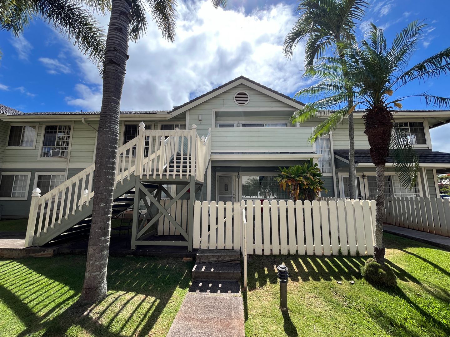 Waipahu Townhome: 94-1505 Waipio Uka St. #B207