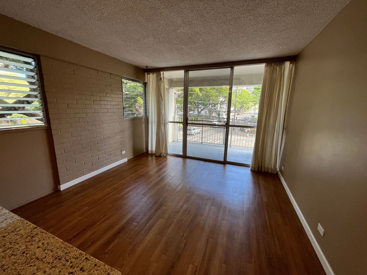 Honolulu Condo: 1535 Punahou St. #301