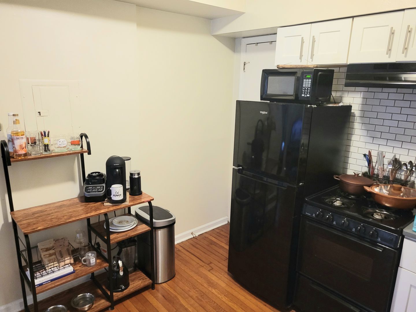 Philadelphia Apartment: 800 S 49th St B10