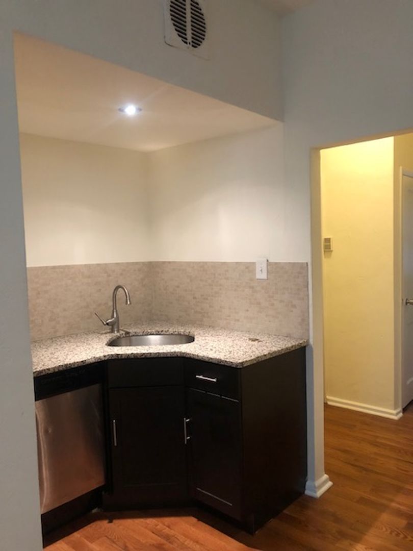 Philadelphia Apartment: Liberties West Condominiums