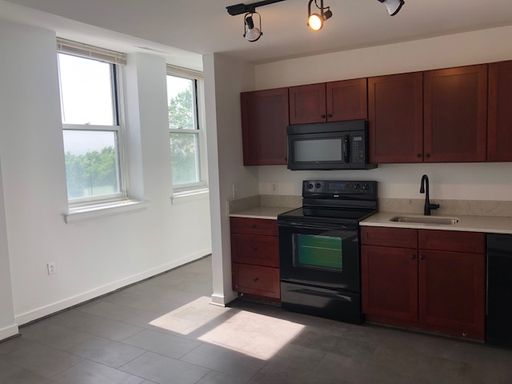 Spacious and bright 2 bedroom with HUGE closets – photo 1
