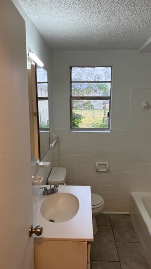 North Little Rock Apartment: 4416/4418 Lynn Lane