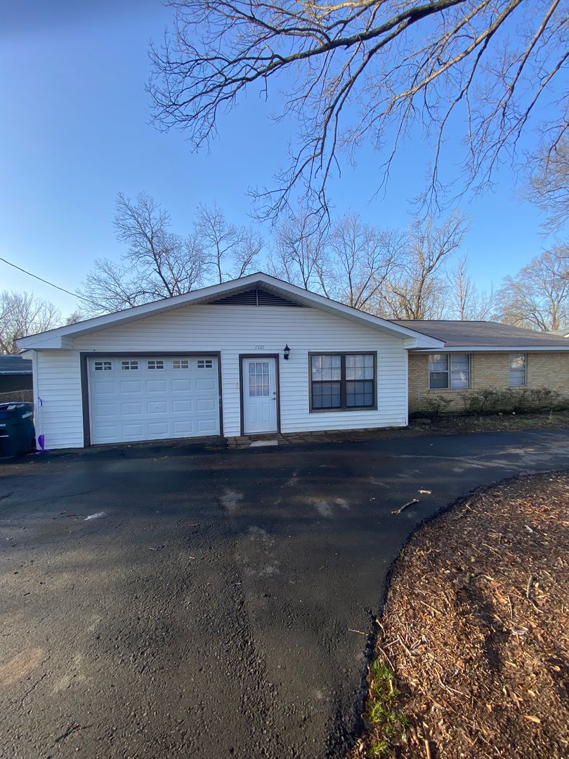 Jacksonville House: 7705 Jacksonville Cutoff Road
