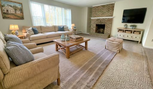 Remodeled 2 Bed Apt in the Heart of the Village of Hamburg at the Pierce Square Apartments!