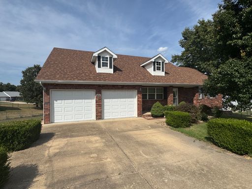 Spacious 4 Bedroom, 2.5 Bathroom Home Located in Northern Heights Estates – photo 1