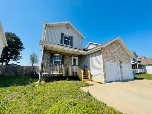 3 Bedroom with a Fenced in Backyard! – photo 1