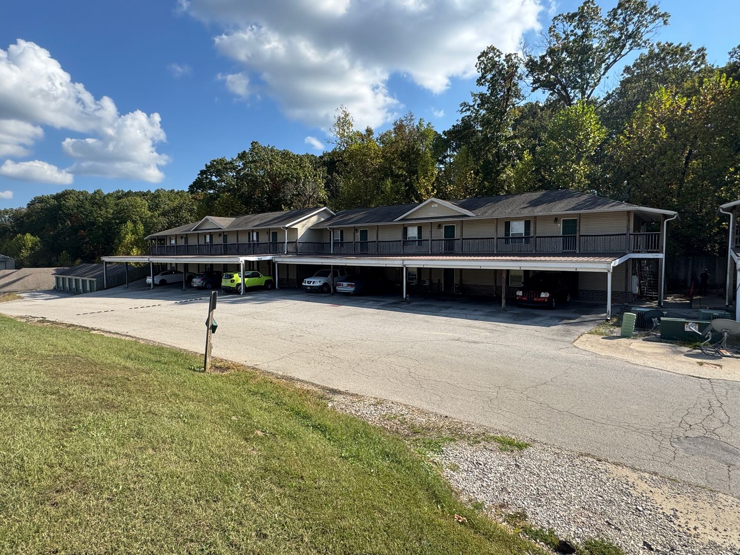 St. Robert Apartment: 16831 Hunters Ridge