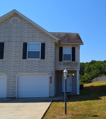 Spacious 3 bedroom, 2.5 bathroom Duplex! – photo 1