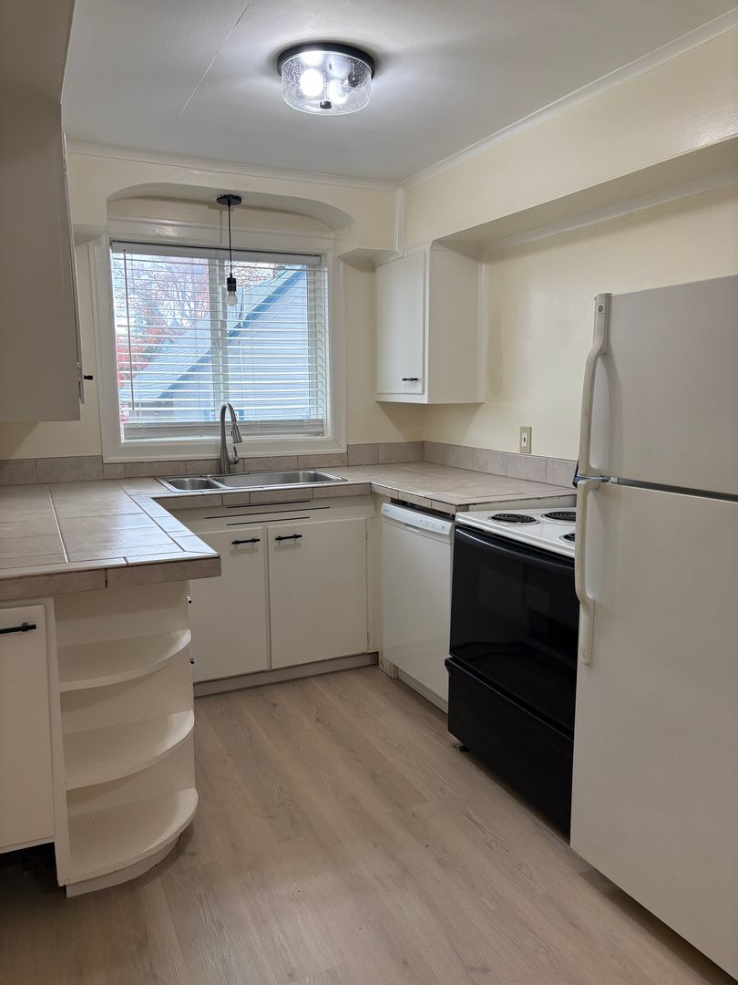 Forest Grove Apartment: 1814 Cedar Street