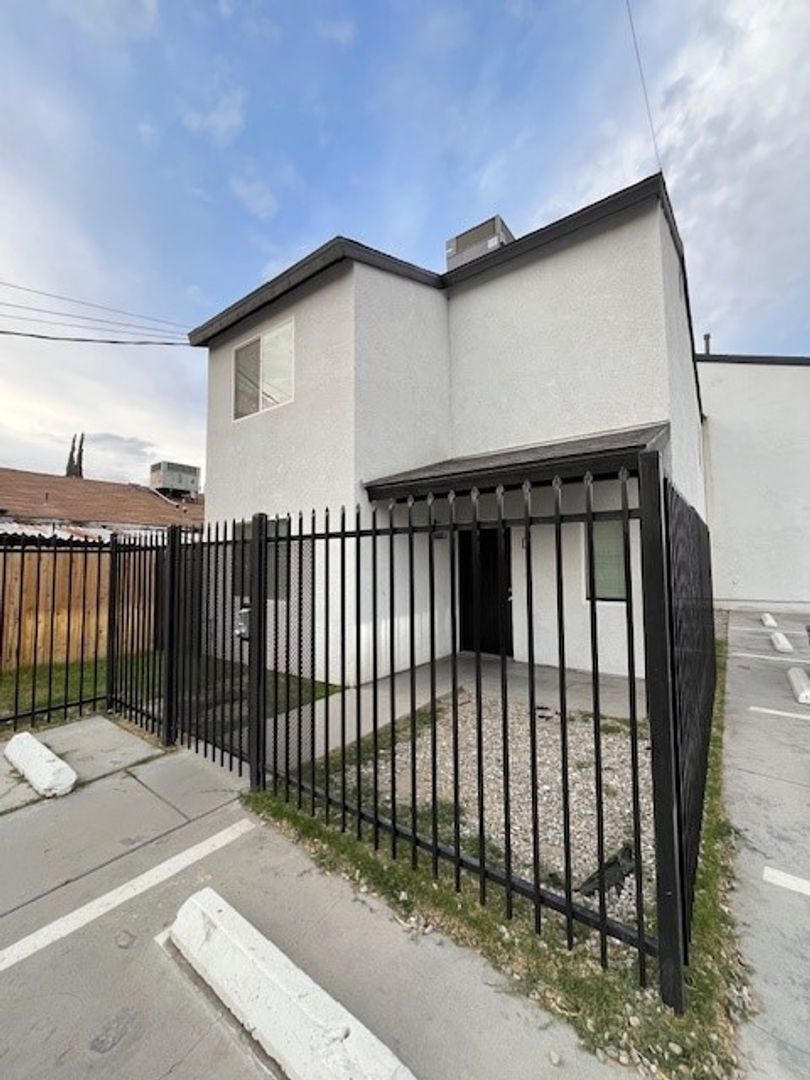 Bakersfield Apartment: 931 Monterey St A-D