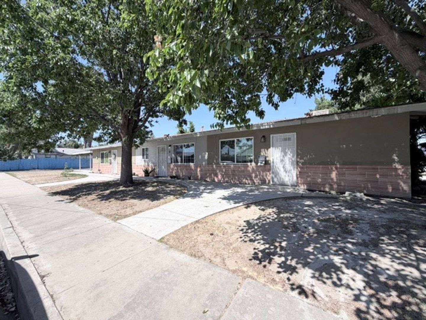 Bakerfsfield Apartment: 1901 Buena Vista St