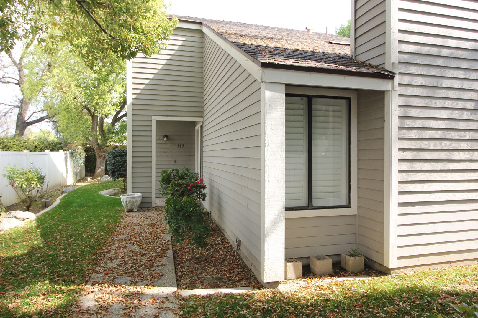 Bakersfield Apartment: 8000 Kroll Way #115