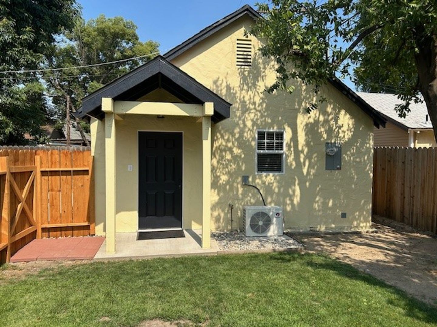 Bakersfield House: 2701 San Emidio St #B