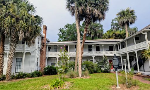 2 Bedroom / 1 Bathroom Apartment in Downtown Hawthorne