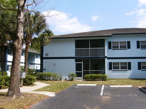 Ocala House: 458 Fairways Circle #C201