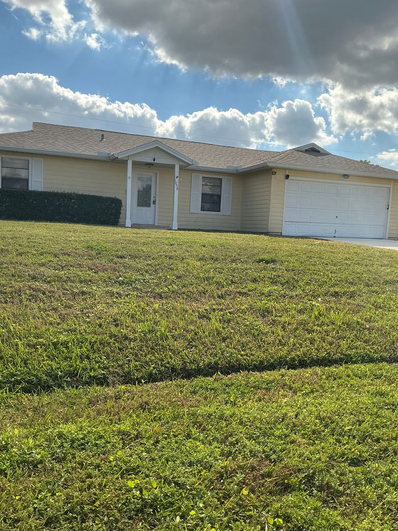 Port St Lucie House: 1858 SW Capehart Ave