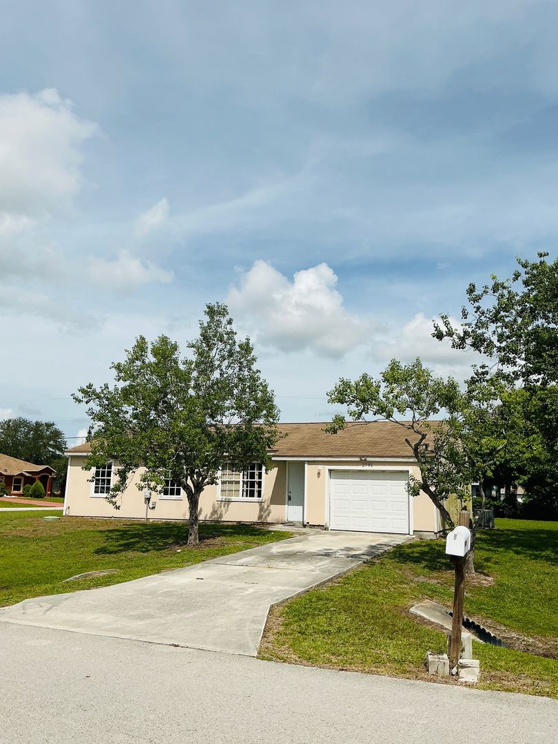Port St Lucie House: 2791 SE Buccaneer Cir