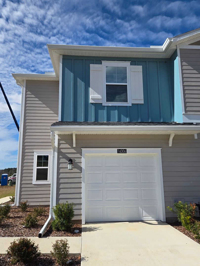 Alachua Townhome: 16306 NW 145th DR