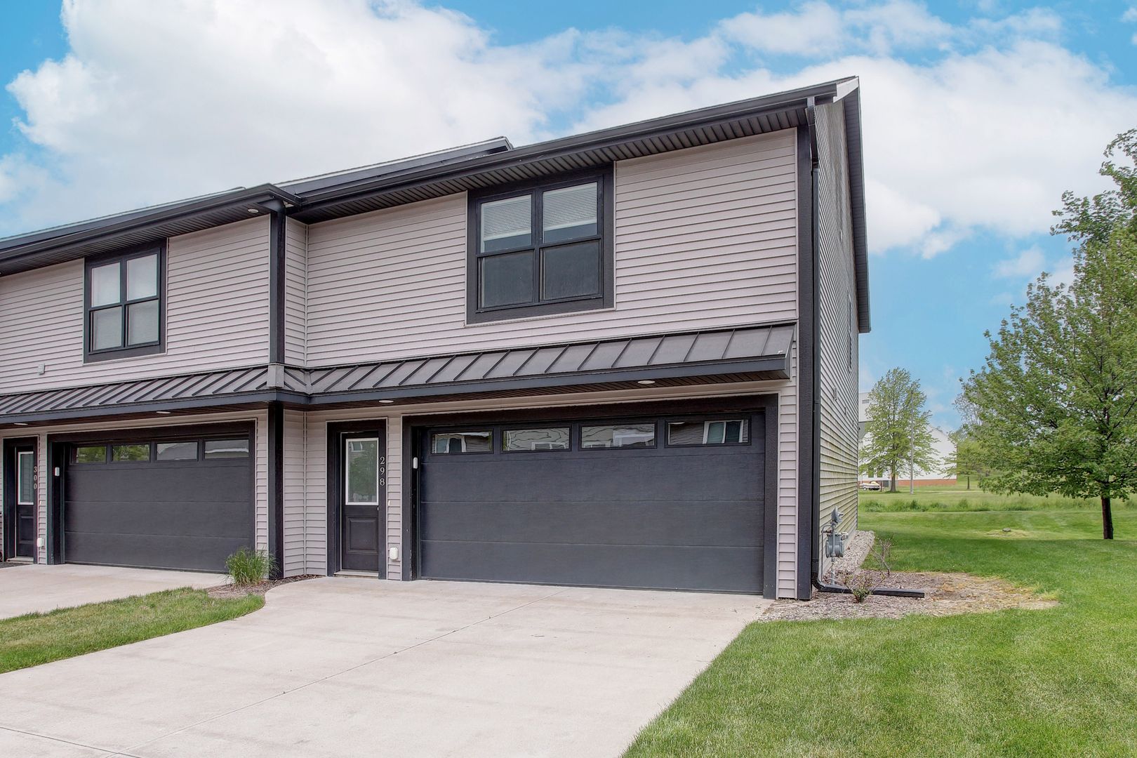 Holland Condo: 298 Northwest Xing