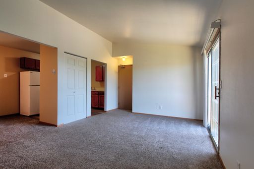 2 Bed 1 Bath - Top Floor - Carport – photo 1