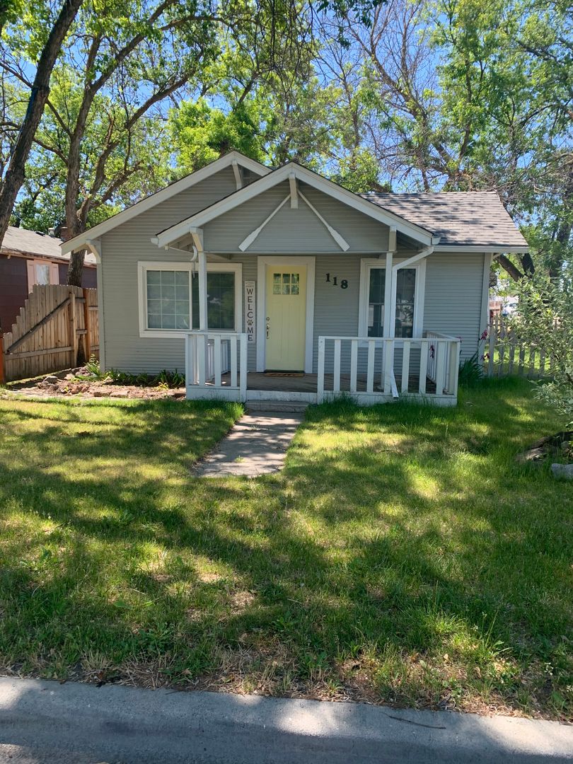 Middleton House: 118 E 1st Street