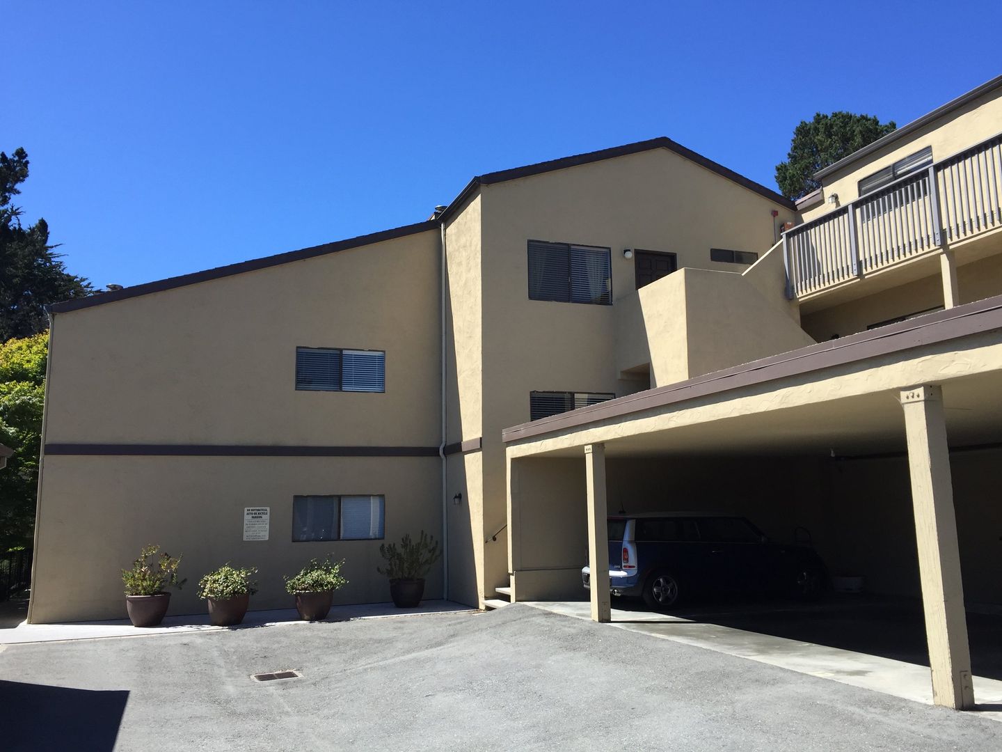 Monterey Apartment: 60 Boronda Lane