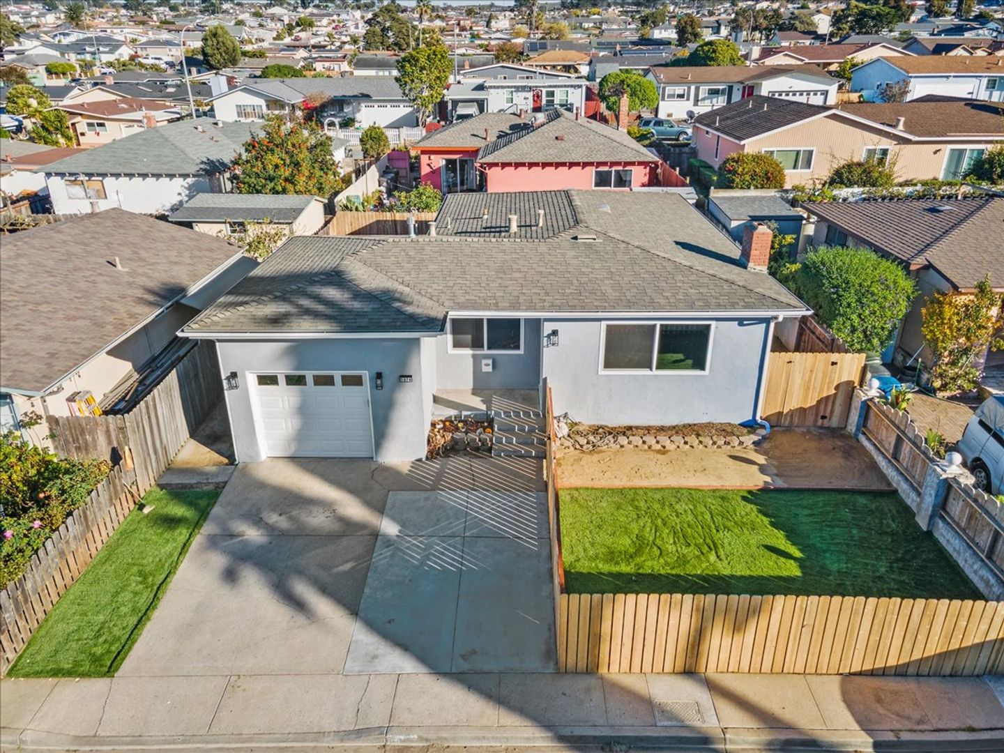 Seaside House: 1674 Kenneth St