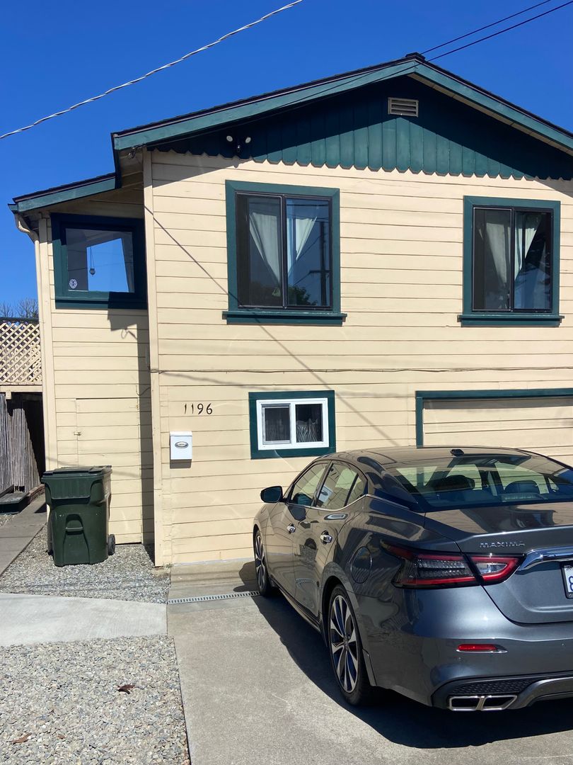 Seaside House: 1196 Waring St