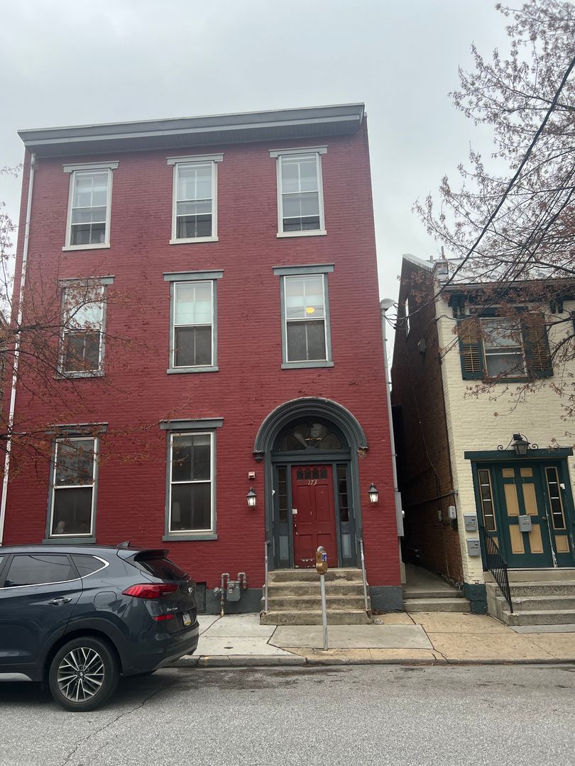 Carlisle Apartment: 173 & 179 W Louther St
