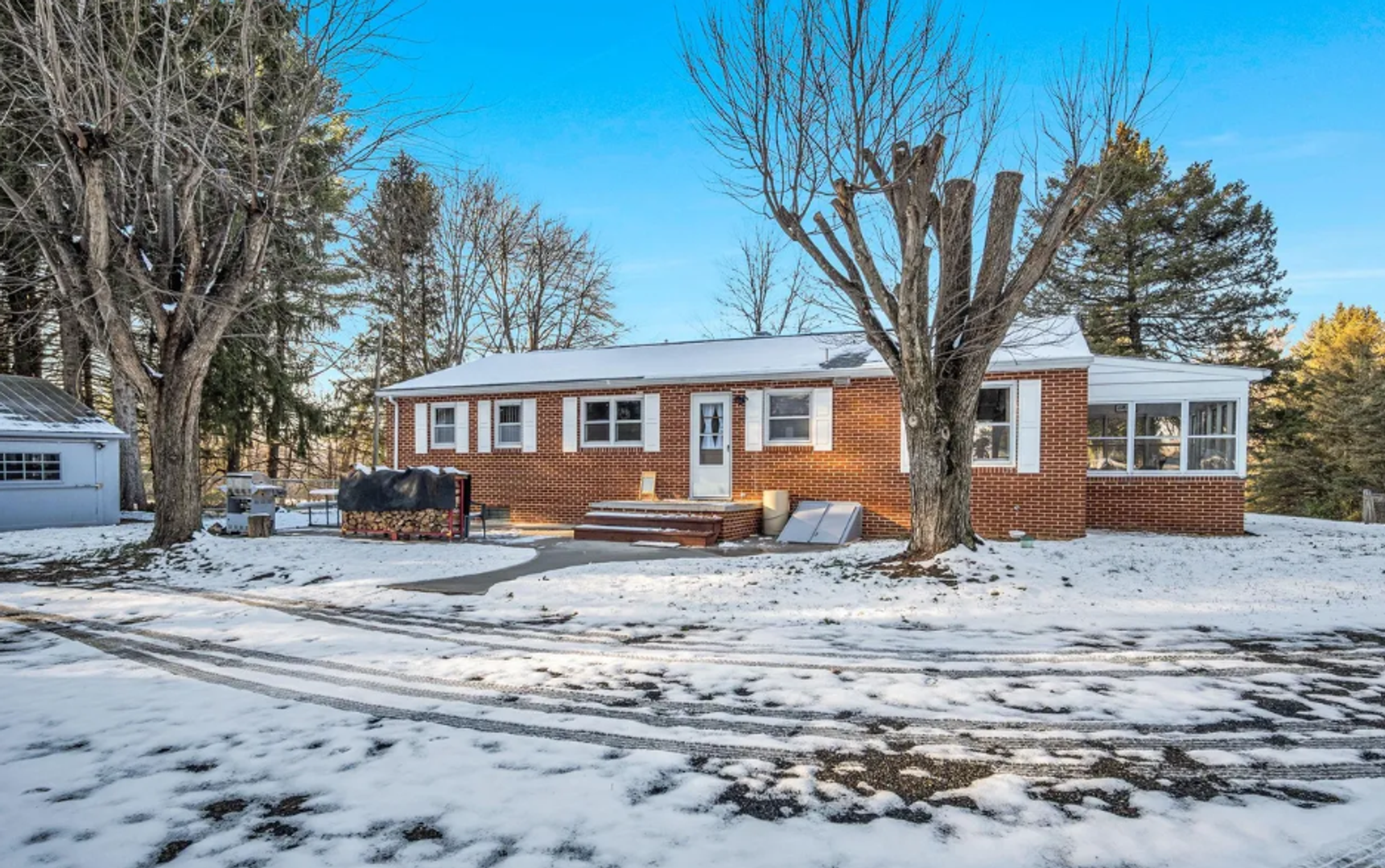 Carlisle House: 1158 Pine Rd