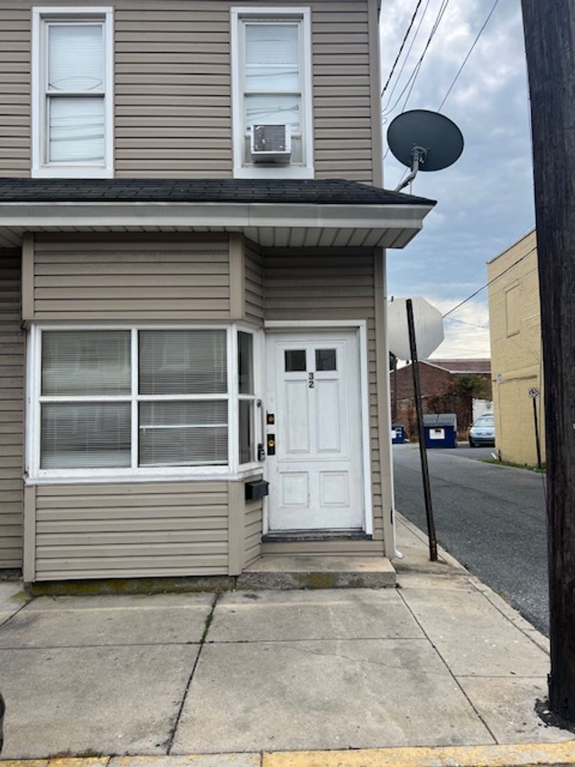Carlisle Apartment: 32-34 E North St