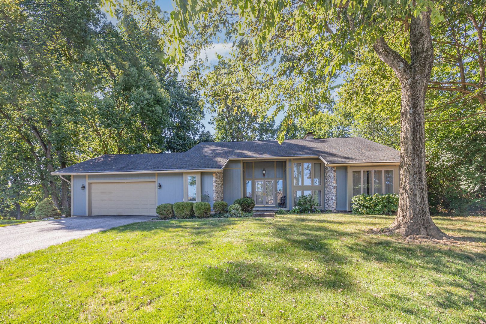 Carlisle House: 121 Stonehedge Dr