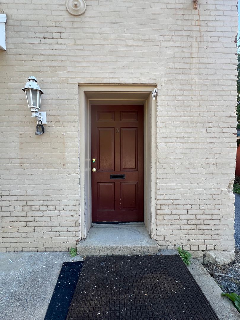 Carlisle Apartment: 5 Chestnut Ave