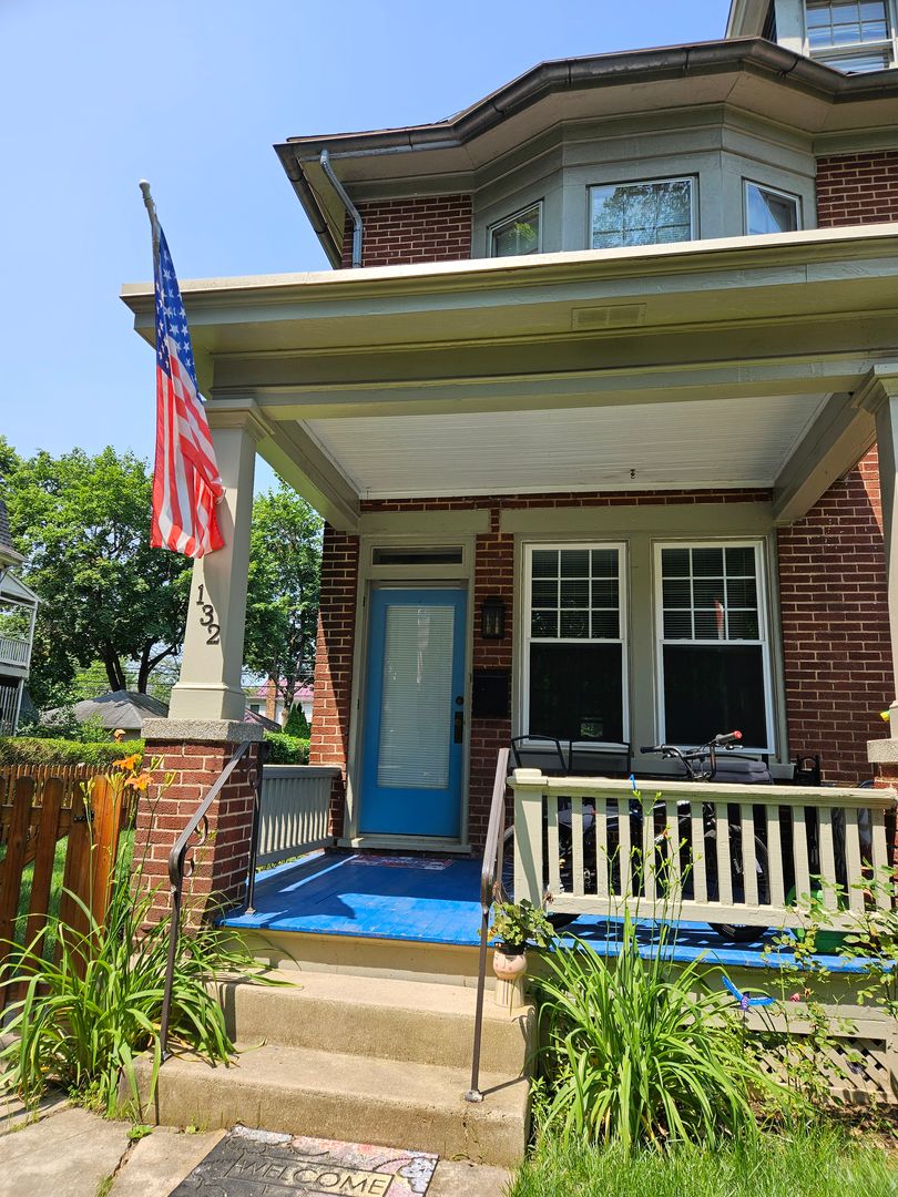 Carlisle House: 132 Conway St