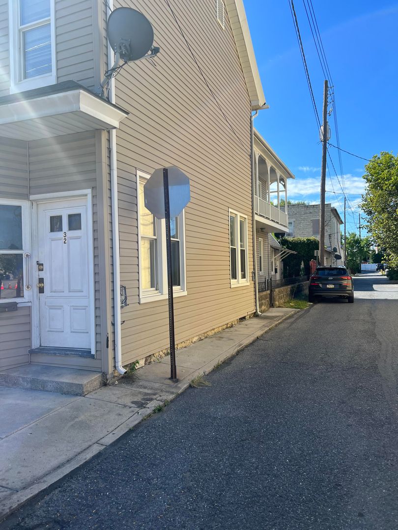 Carlisle Apartment: 32-34 E North St