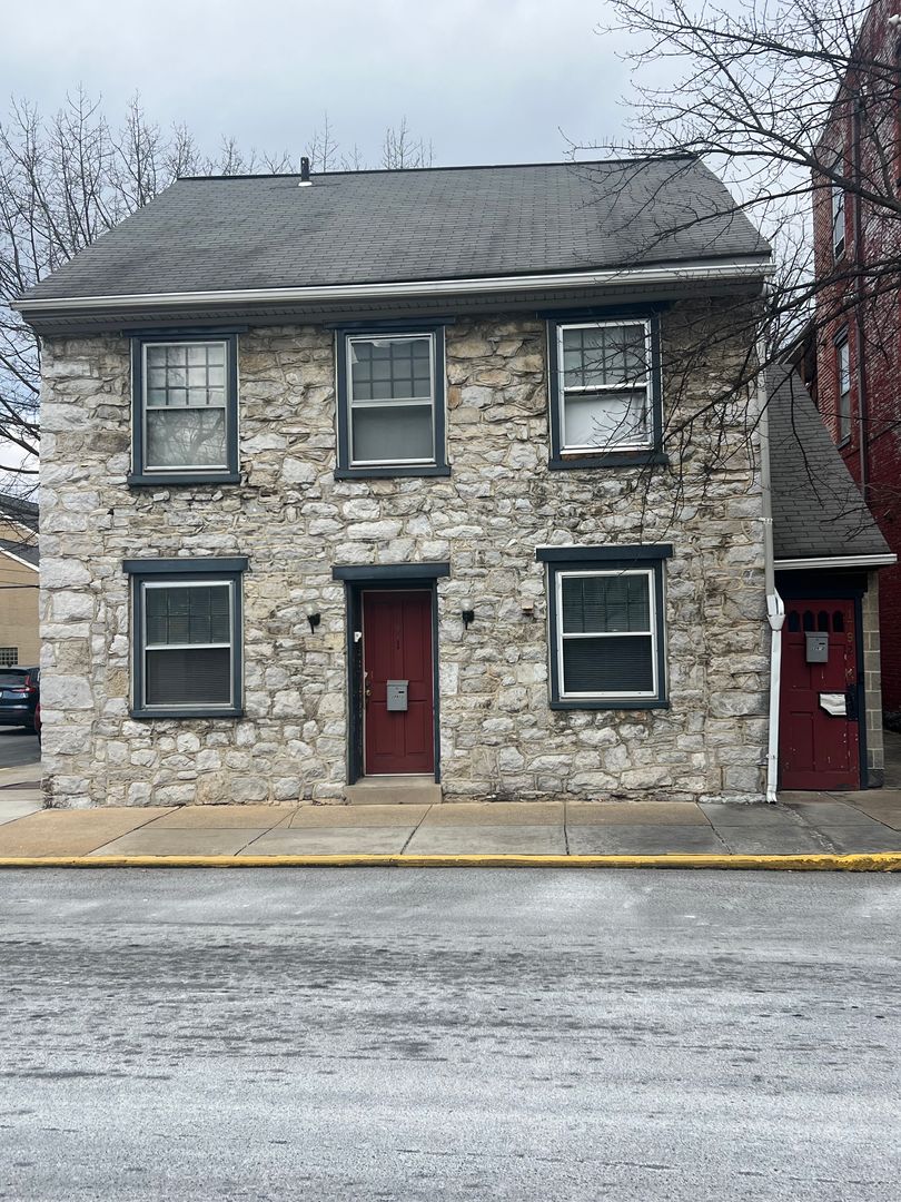 Carlisle Apartment: 173 & 179 W Louther St